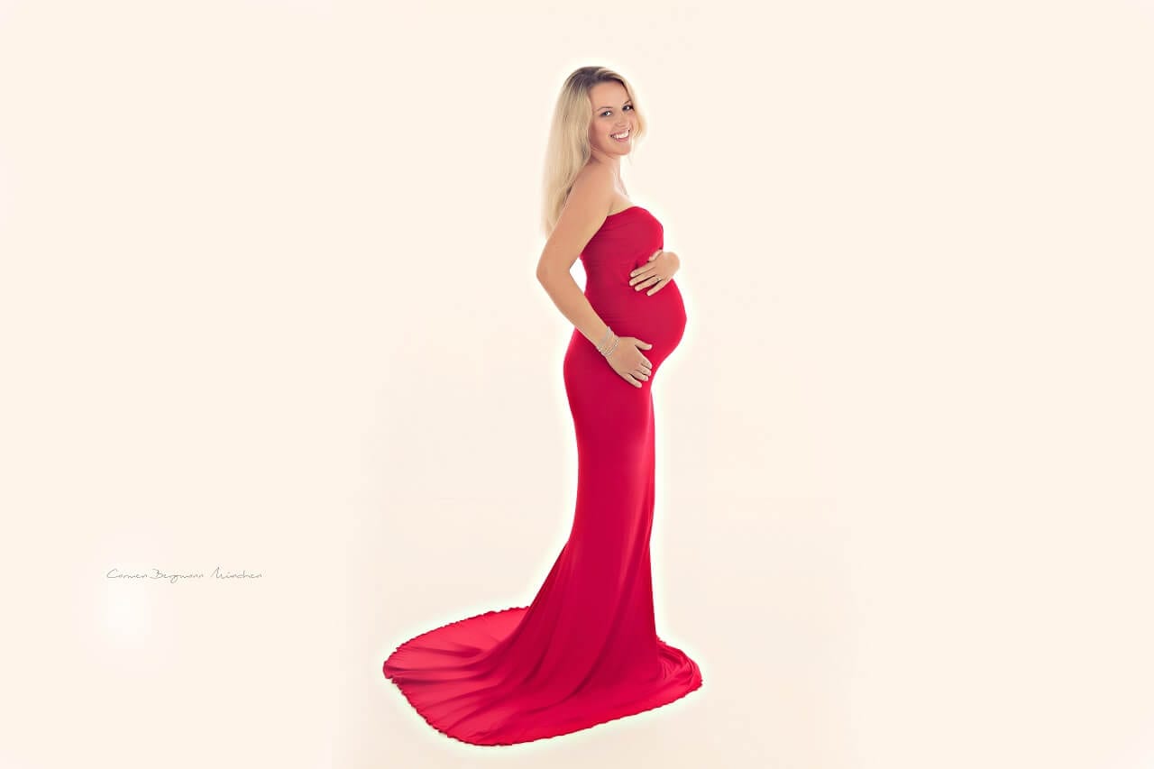 Babybauch Shooting schwangere Frau in rotem Kleid in Fotostudio Carmen Bergmann