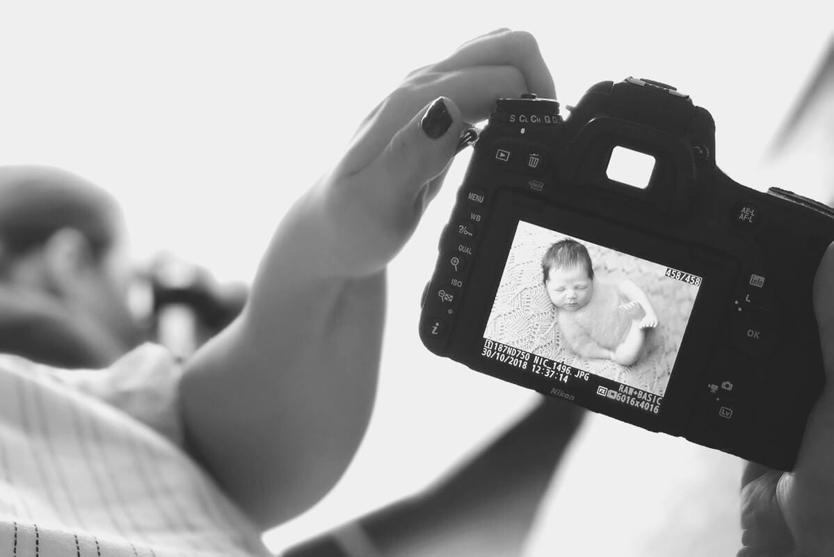 Ein aktuelles Bild wird den Teilnehmern waehrend eines Workshops fuer Neugeborenenfotografie gezeigt