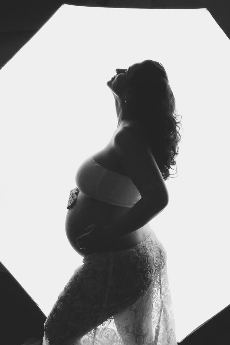 Schwangere Dame die waehrend des Schwangerschaftphotographieworkshops posiert