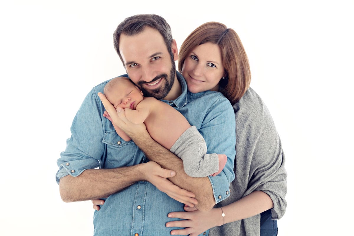 Eltern halten ihr Baby waehrend des Neugeborenen Fotoshootings im Carmen Bergmann Studio in der Rosenheimer Strasse in Muenchen Eltern halten ihr Baby waehrend des Neugeborenen Fotoshootings im Carmen Bergmann Studio in der Rosenheimer Strasse in Muenchen