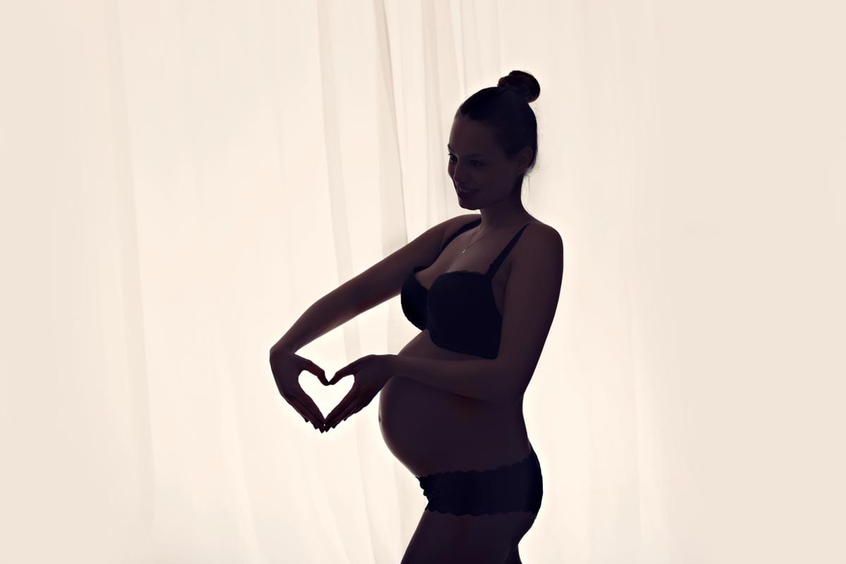 Herz Mit Den Haenden Bei Babybauch Shooting Muenchen In Carmen