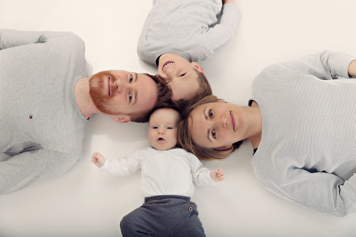 Vater Mutter und zwei Kinder im Familien Fotoshooting in Bergman Fotostudio fuer Familienfotos in Muenchen