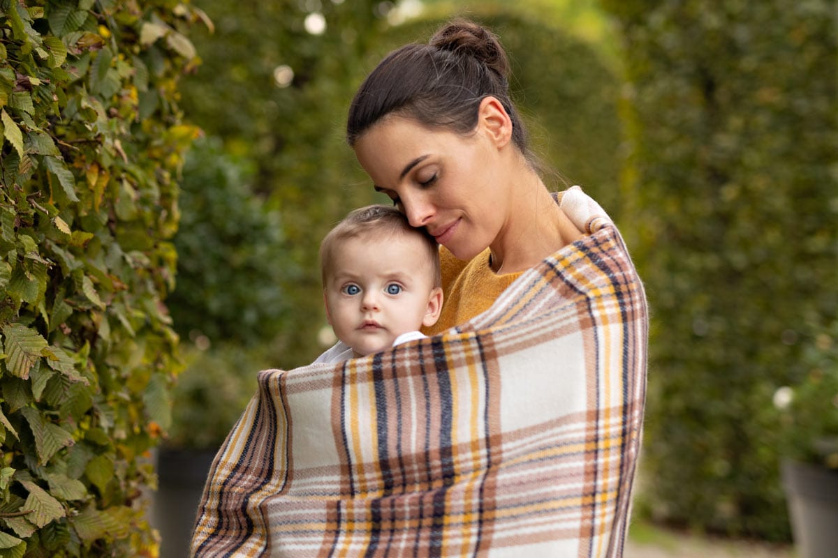 Mutter-haelt-Sohn-waehrend-Herbst-Familien-Fotoshooting-in-Muenchen Mutter-haelt-Sohn-waehrend-Herbst-Familien-Fotoshooting-in-Muenchen