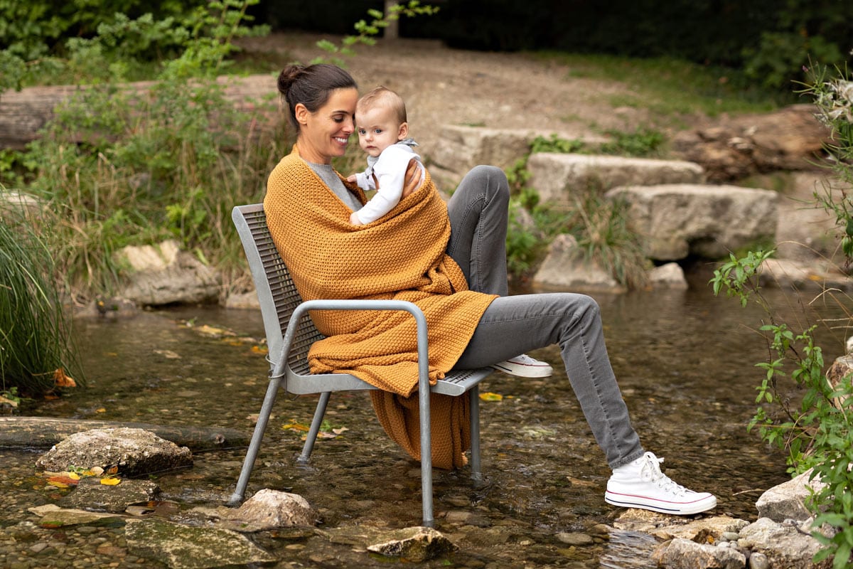 Mutter-und-Kind-auf-dem-Stuhl-Herbst-Familien-Fotoshooting-in-Muenchen Mutter-und-Kind-auf-dem-Stuhl-Herbst-Familien-Fotoshooting-in-Muenchen