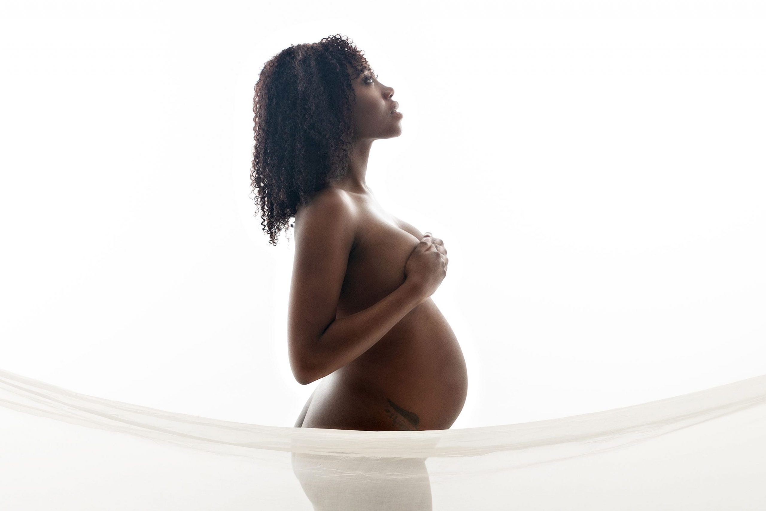 Babybauch Fotos mit schwangere Frau im Carmen Bergmann Fotostudio Muenchen