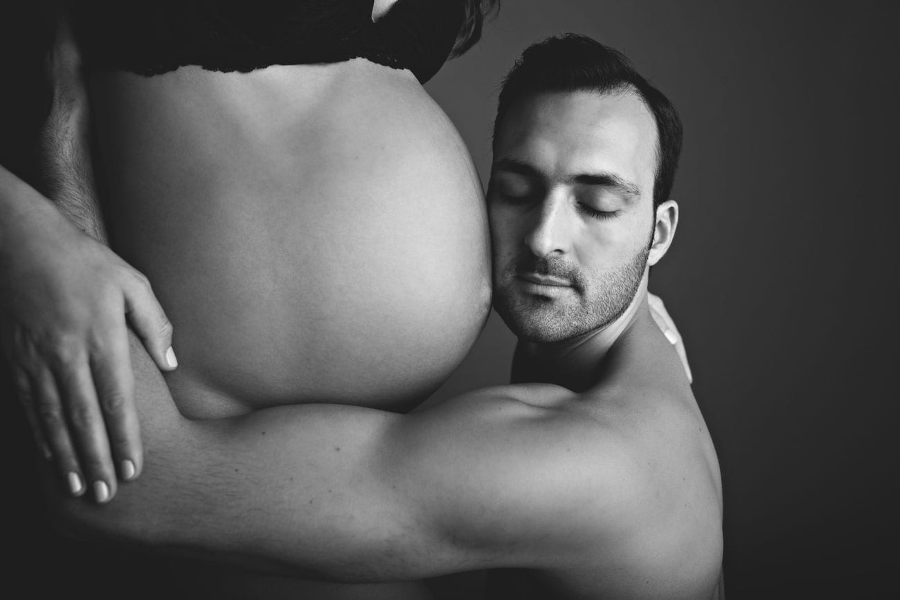 Schwangere und Kind posieren fuer Schwangerschaftsfotografie Muenchen