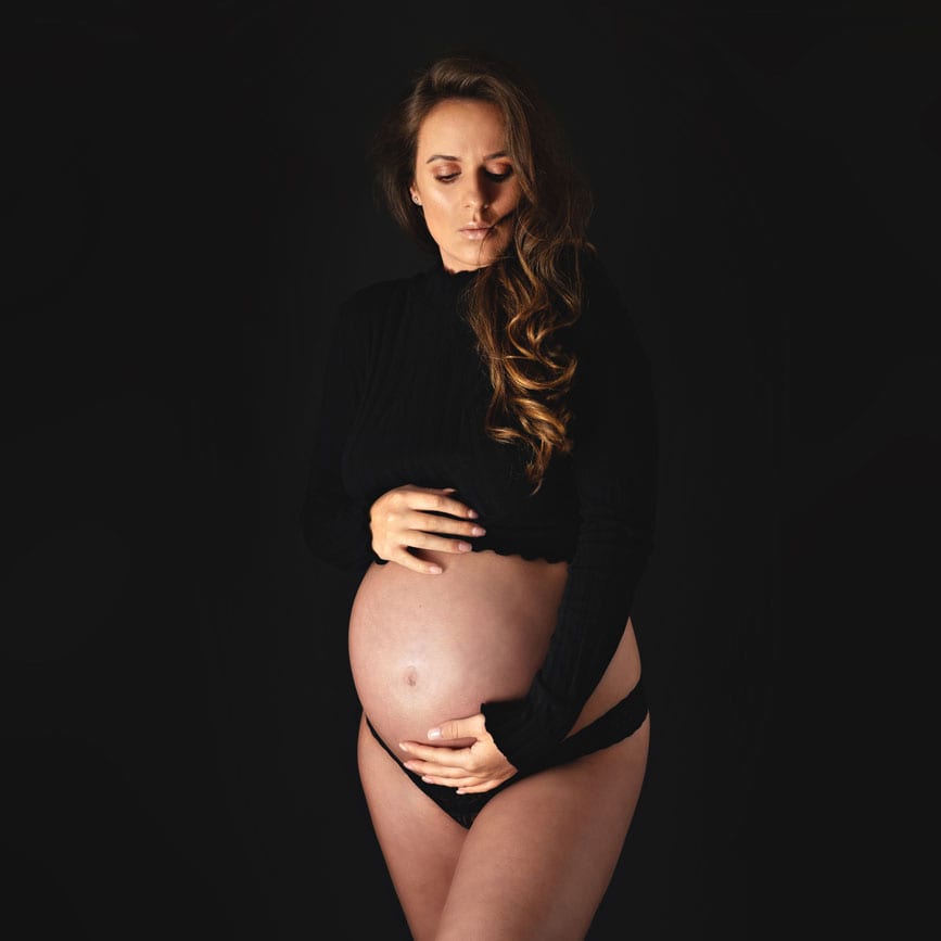 Frau beim Babybauch Shooting Carmen Bergmann Fotostudio Muenchen