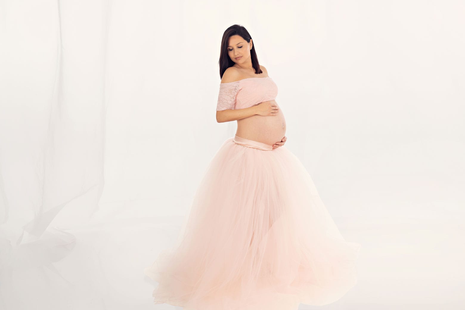 Glueckliche Frau mit rosa Kleid Babybauch Shooting Bergmann Studio fuer Schwangerschaftsfotografie Glueckliche Frau mit rosa Kleid Babybauch Shooting Bergmann Studio fuer Schwangerschaftsfotografie