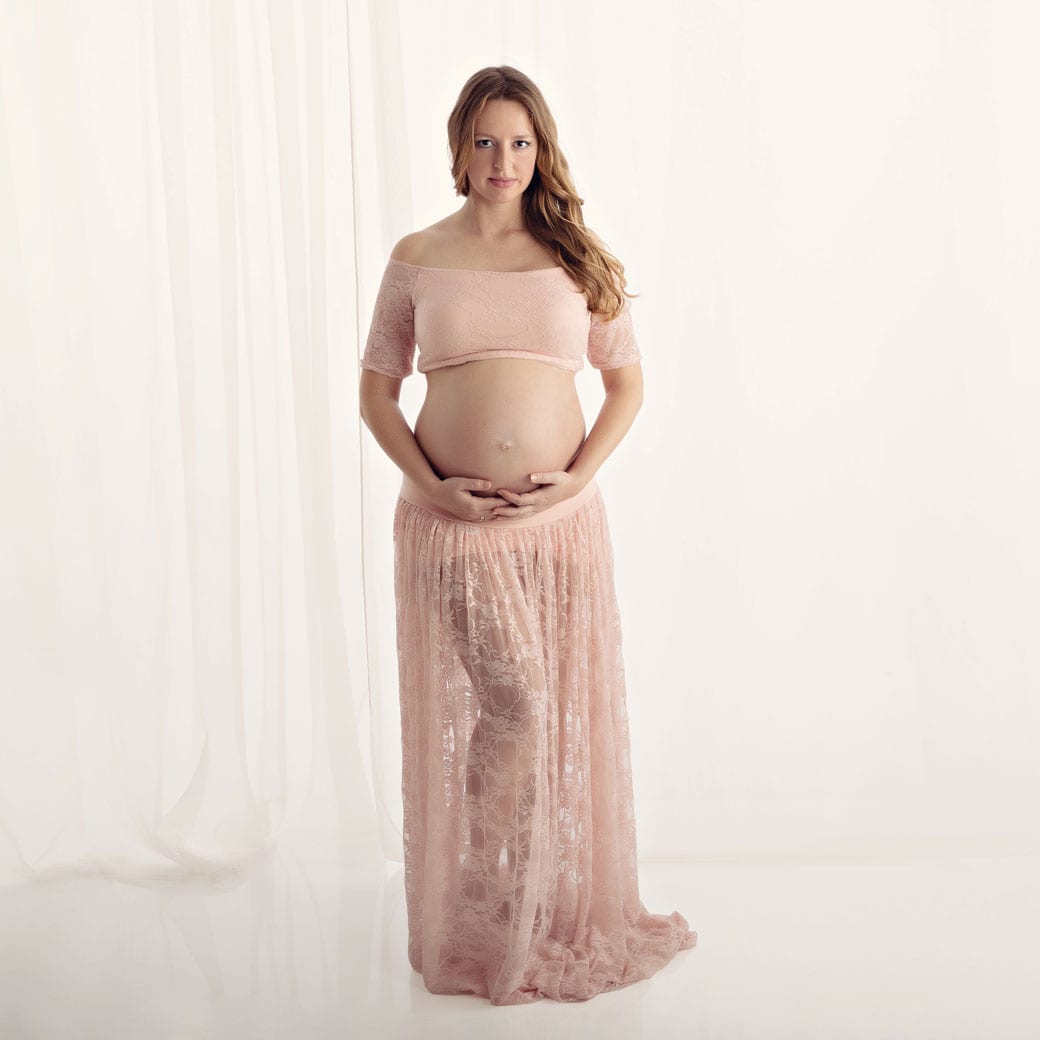 Schwangere Frau im Babybauch Shooting waehrend eines Schwangerschaftsshooting in Carmen Bergmann Studio Schwangere Frau im Babybauch Shooting waehrend eines Schwangerschaftsshooting in Carmen Bergmann Studio