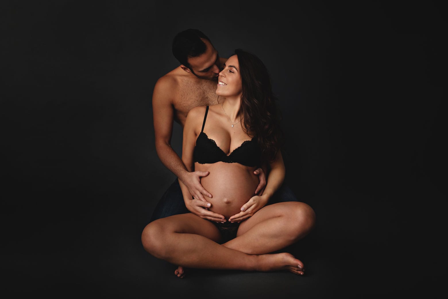 Schwangere im Babybauch Shooting waehrend eines Schwangerschaftsshooting Carmen Bergmann Fotostudio Schwangere im Babybauch Shooting waehrend eines Schwangerschaftsshooting Carmen Bergmann Fotostudio