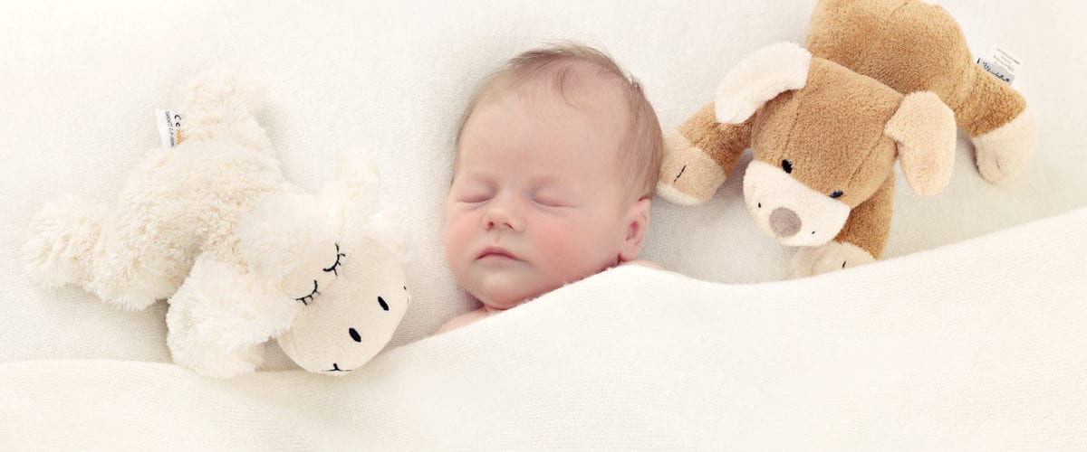 Babyshooting Muenchen mit Baby und Spielzeuge fuer Babyfotografie Muenchen