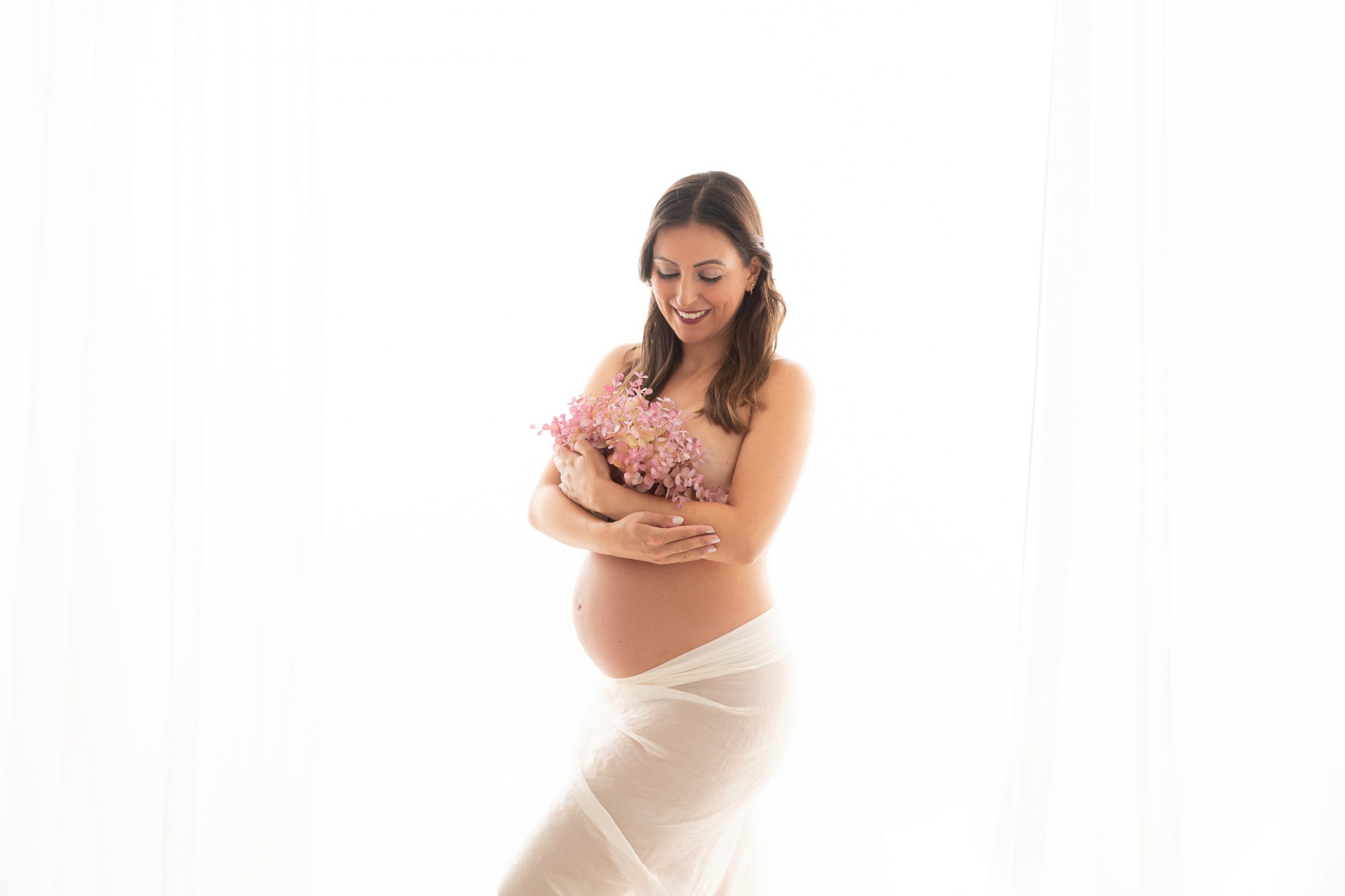 Fotoshooting Schwangerschaft-weißer-Hintergrund-weißes-Kleid-2