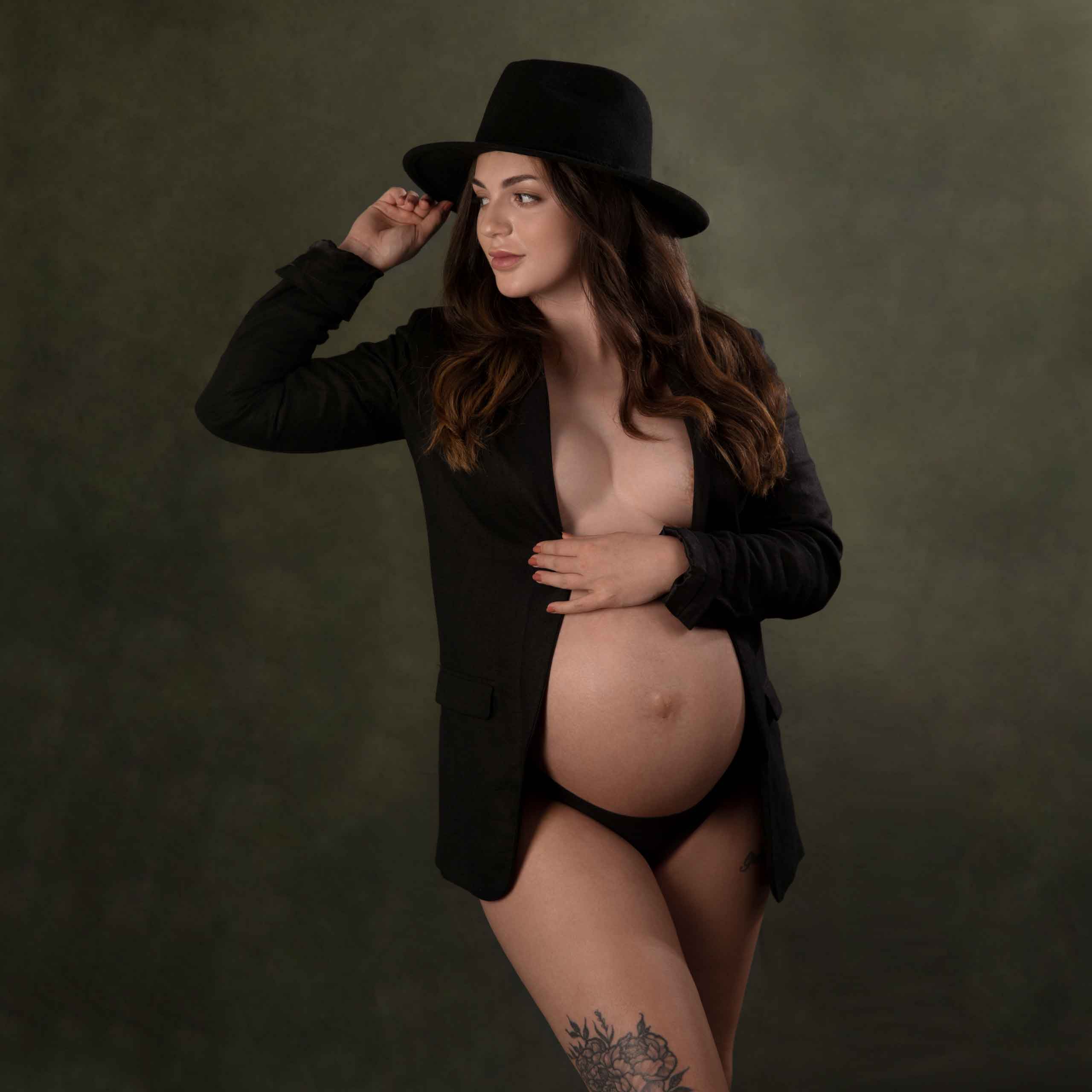 schwanger-mit-ihrem-Partner-beim-Schwangerschafts-Fotoshooting-muenchen