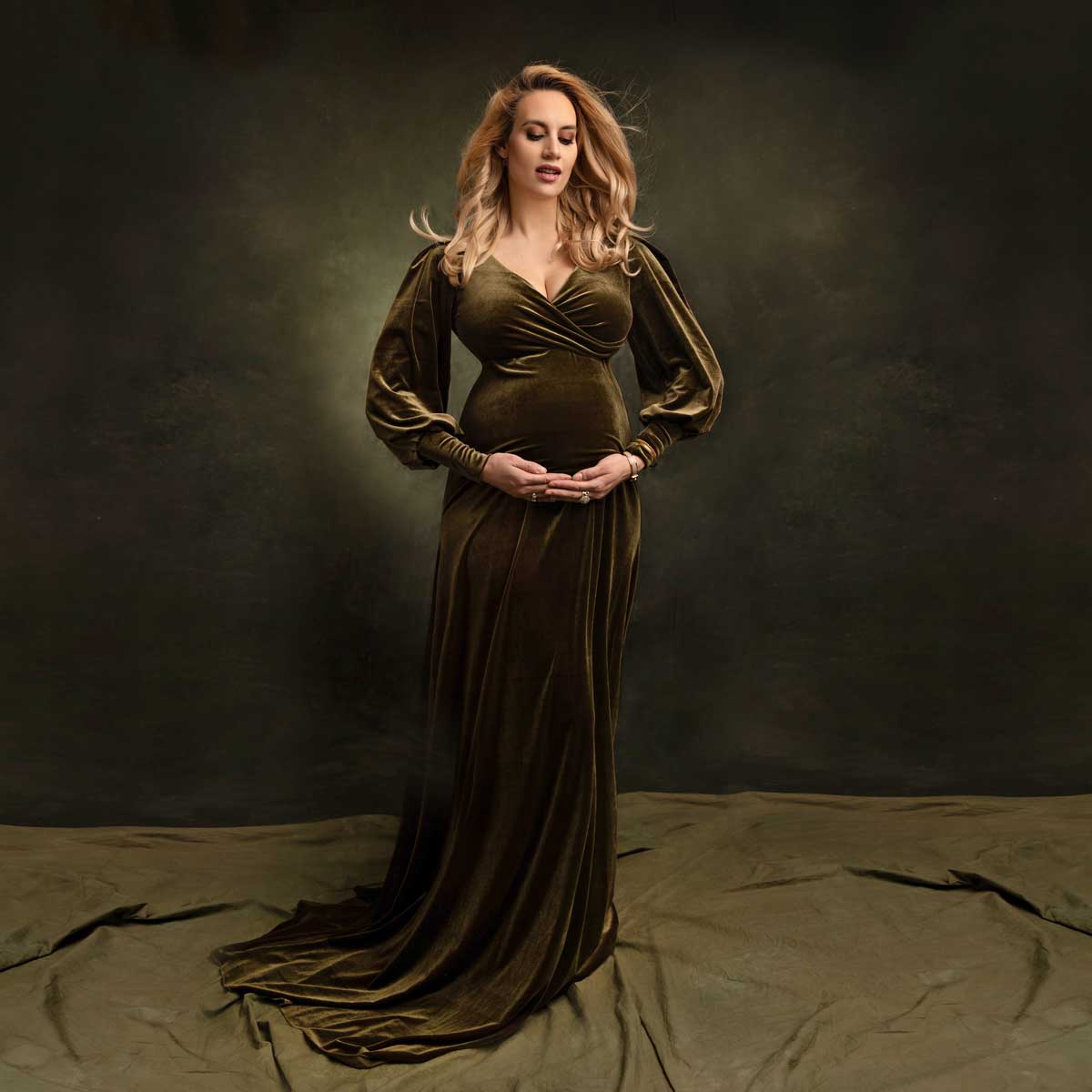 babybauch-fotoshooting-muenchen-schwangere-Frau-in-einem-gruenen-Kleid