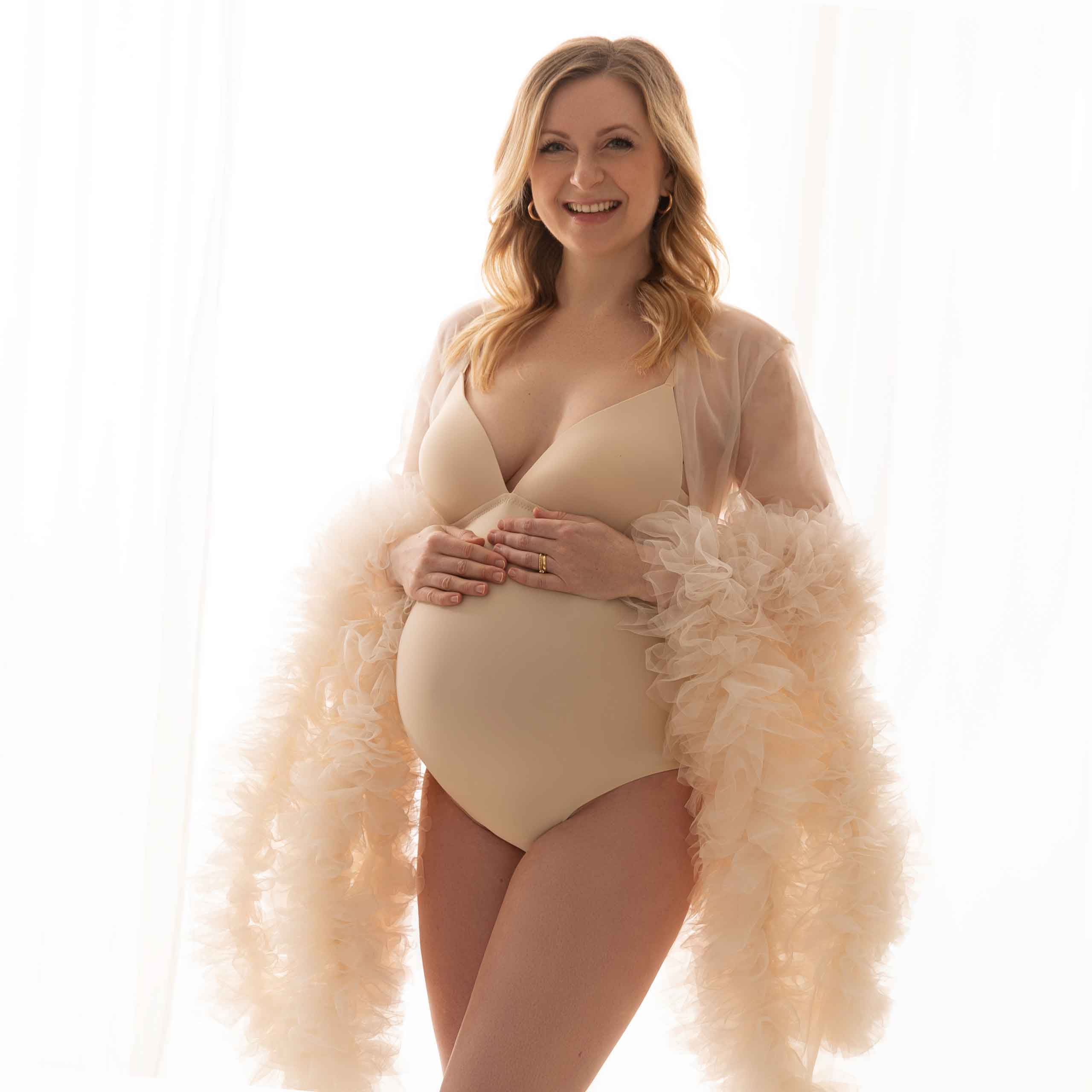 schwangeres Fotoshooting mit Bodysuit und Schleierkleidung