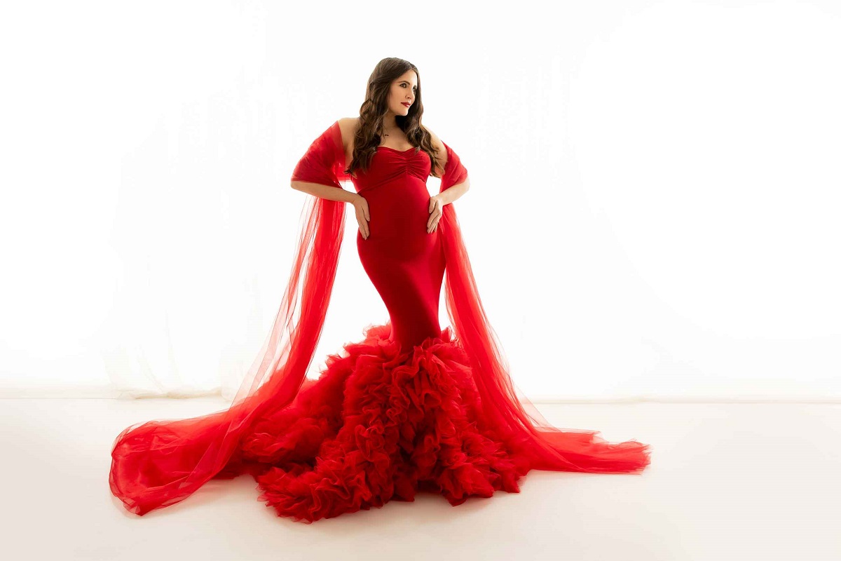 Aufnahme-einer-schwangeren-Frau-mit-einem-schoenen-und-eleganten-roten-Kleid