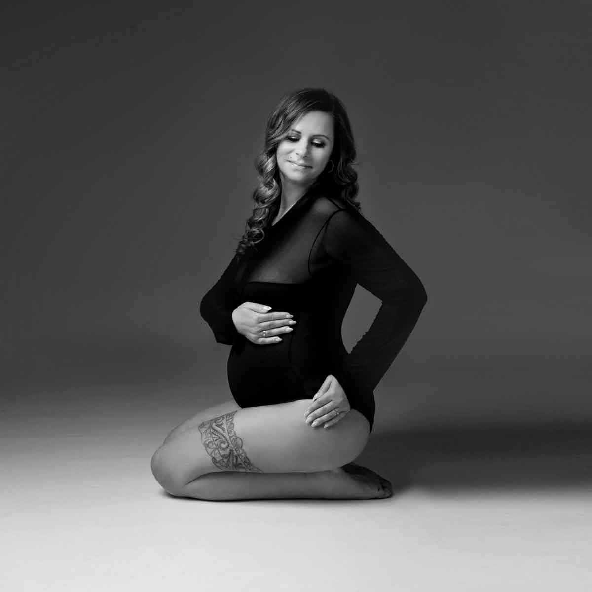 Schwangere-Frau-mit-Schleier-fuer-Fotoshootings-im-Studio-mit-weissem-Hintergrund