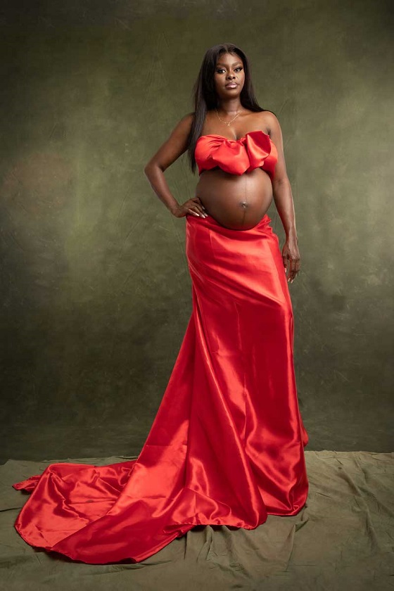schwangere-Frau-in-roter-Seide-gekleidet