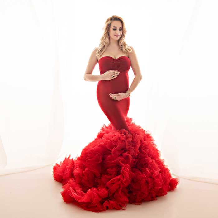schwangere-frau-mit-einem-langen-und-eleganten-roten-kleid