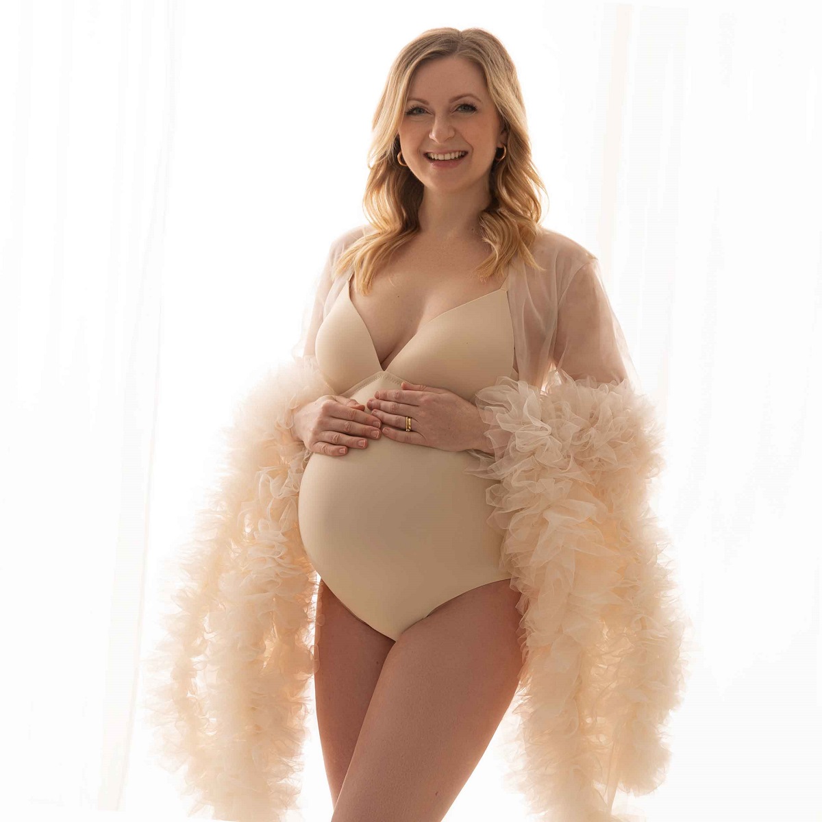 schwangeres-Fotoshooting-mit-Bodysuit-und-Schleierkleidung