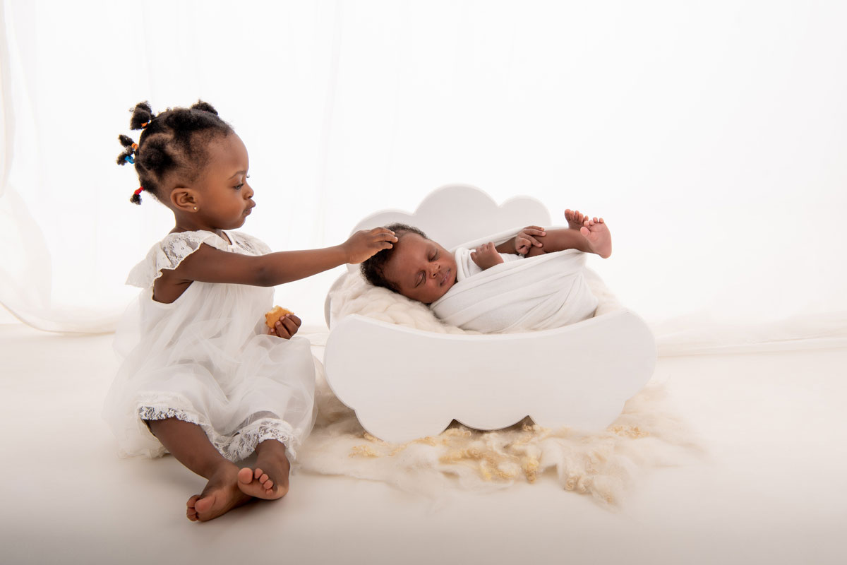 Baby Fotoshooting mit aelteren Geschwistern im Studio