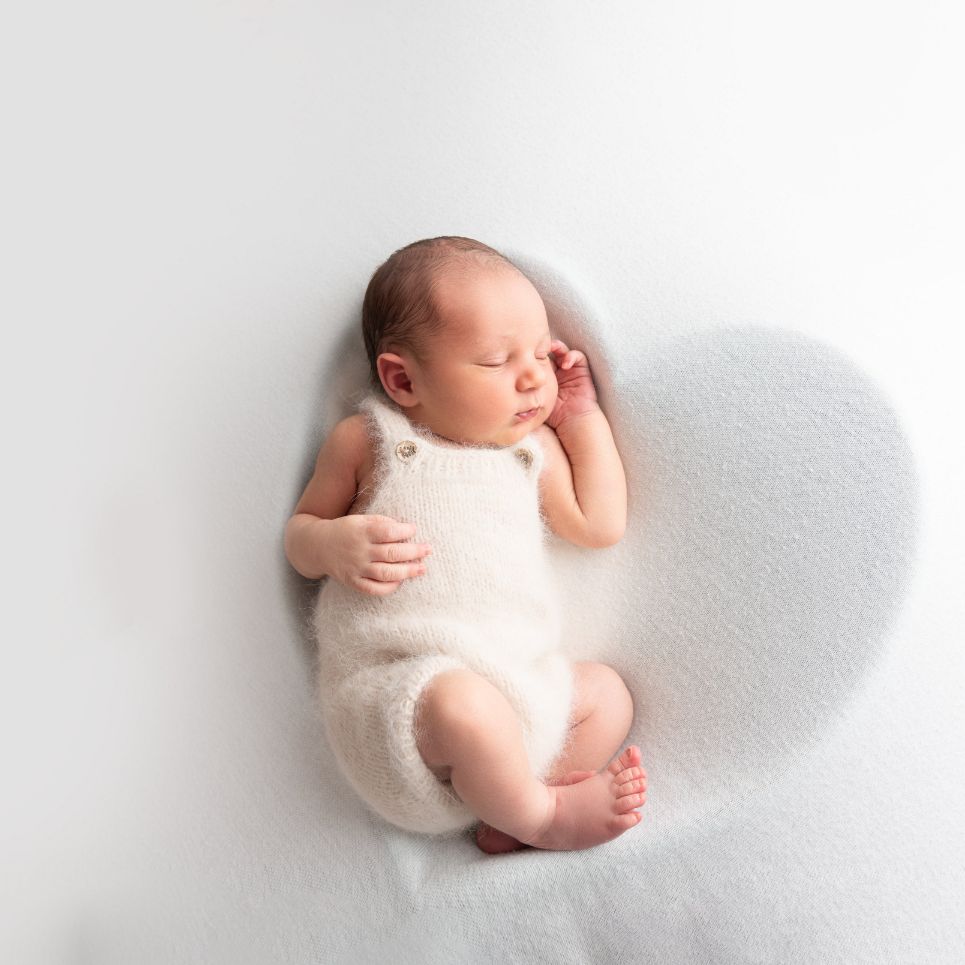 Neugeborene shooting weißer Hintergrund
