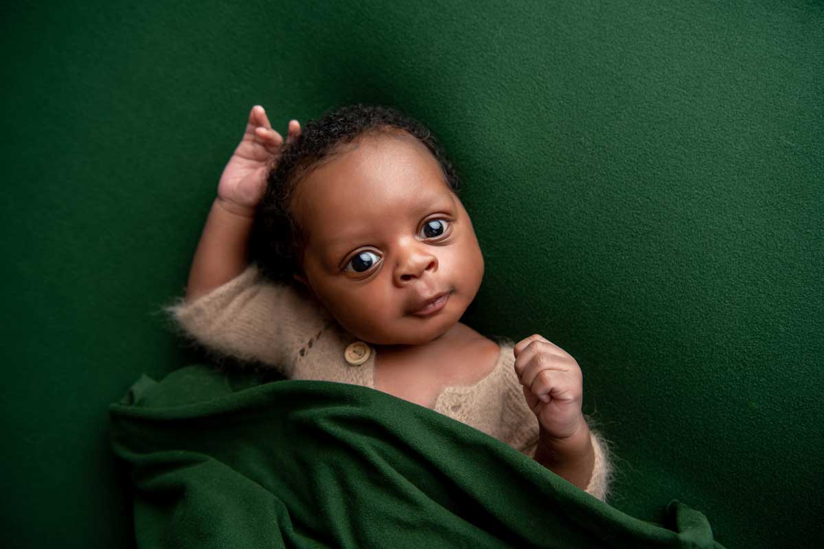 Neugeborenes Fotoshooting Baby mit grossen Augen
