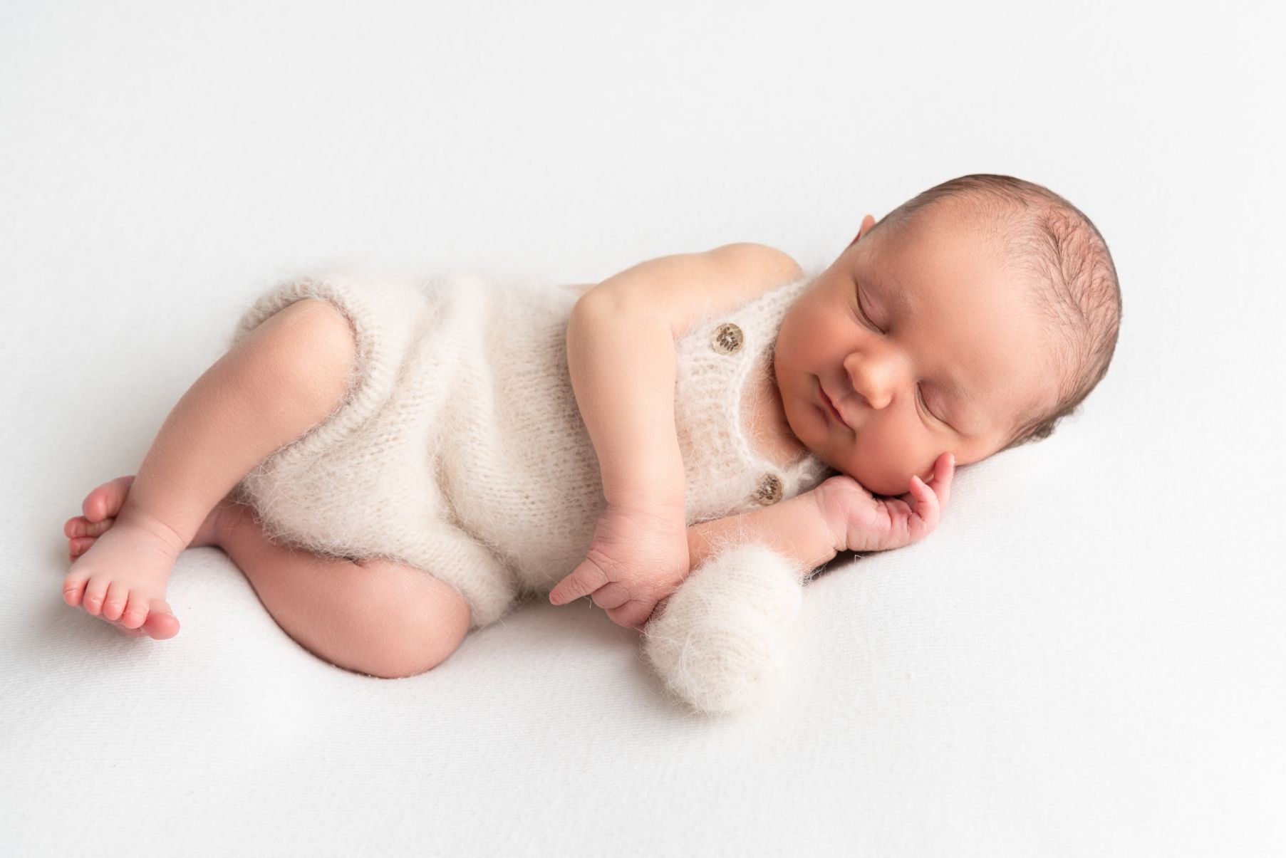 newborn fotoshooting - weißer Hintergrund