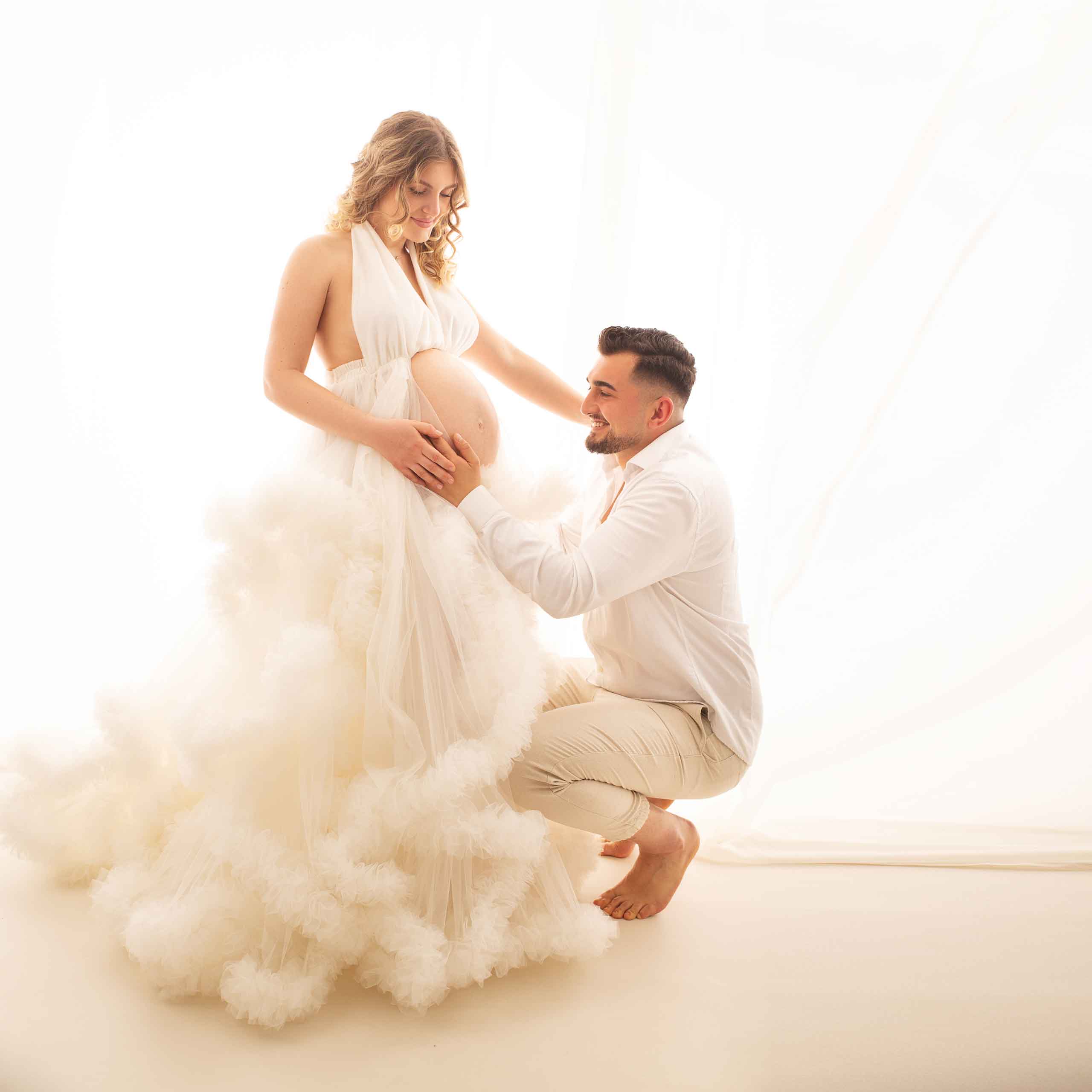 schwanger-mit-ihrem-Partner-beim-Schwangerschafts-Fotoshooting-muenchen