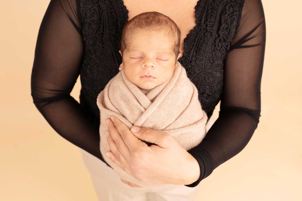 babyfotografie-muenchen-Baby-in-den-Armen-seiner-Mutter