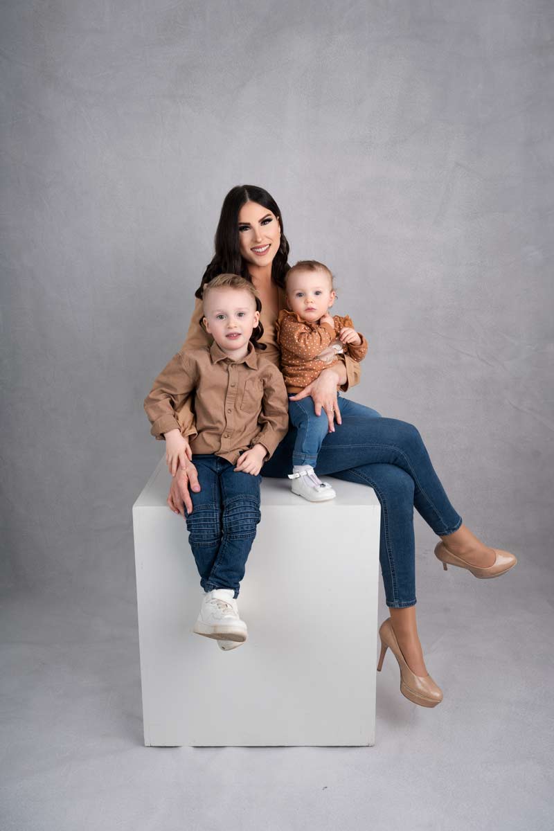 Familienfotografie-Muenchen-Glueckliche-Familie-im-Studio