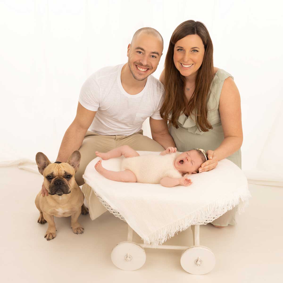 babyfotografie-muenchen-mit-Mama-Papa-und-Hund