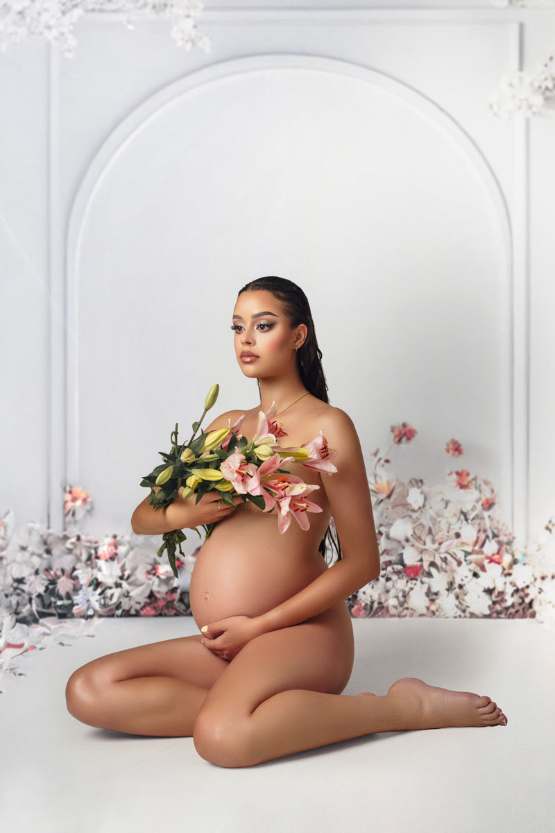 Schwangerschafts-Fotoshooting-mit-natuerlichen-Blumen-und-surrealistischem-Dekor