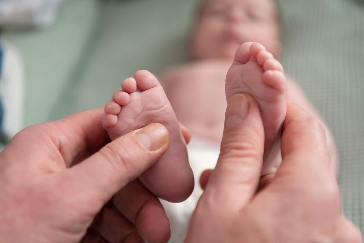 Die-ersten-Tage-zu-Hause-festgehalten-von-deiner-Neugeborenen-Fotografin-zu-Hause