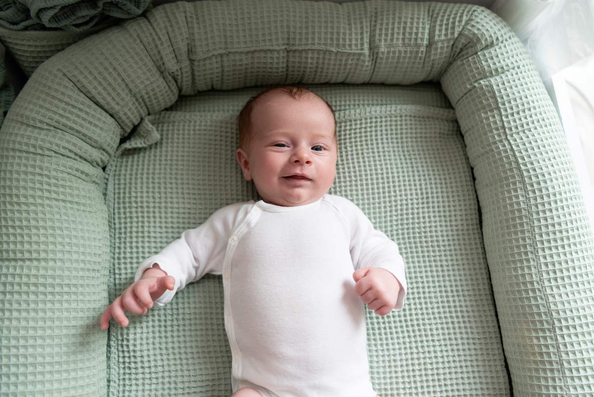 Neugeborenen-Fotoshooting-zu-Hause-mit-Mama-und-Papa