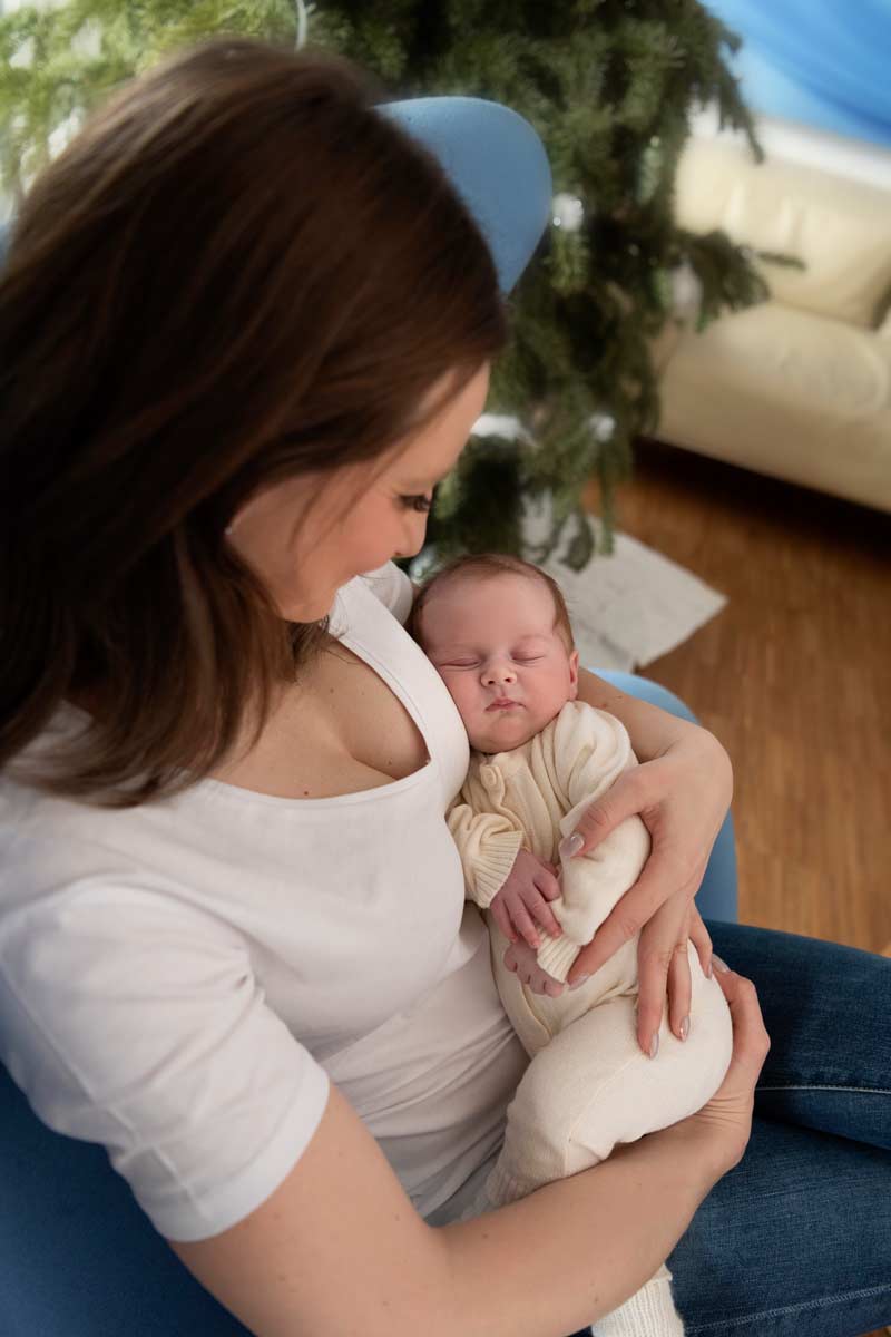 neugeborenen-baby-fotografin-zu-hause-muenchen