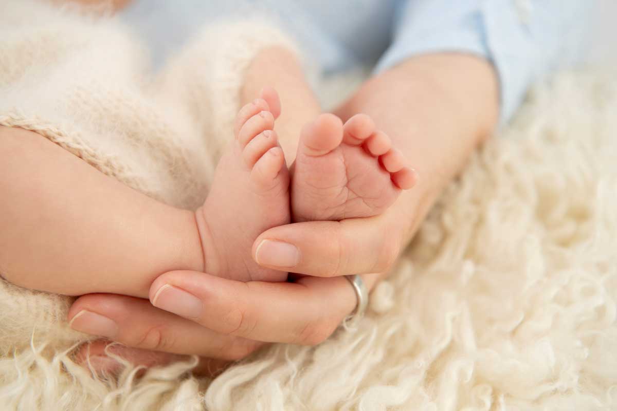 Newborn-Familienfotos-zu-Hause-Muenchen