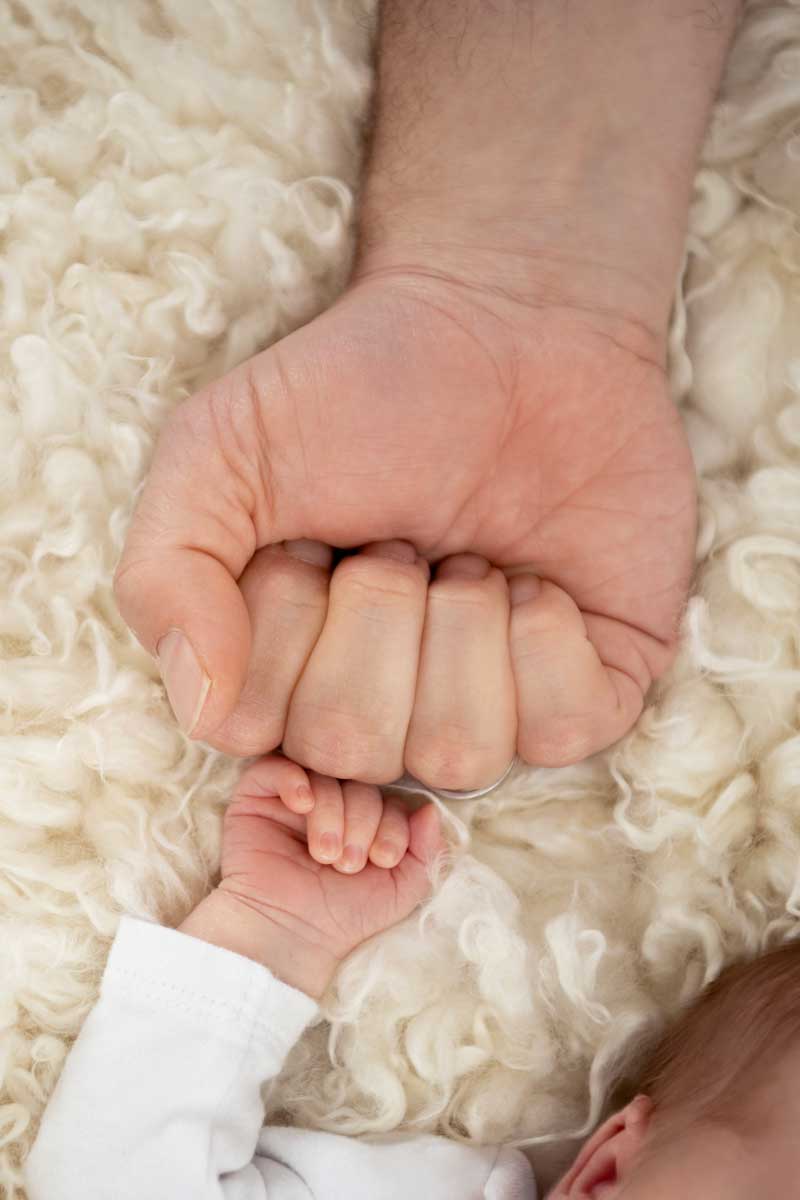 Newborn-Fotoshooting-im-eigenen-Zuhause-Muenchen