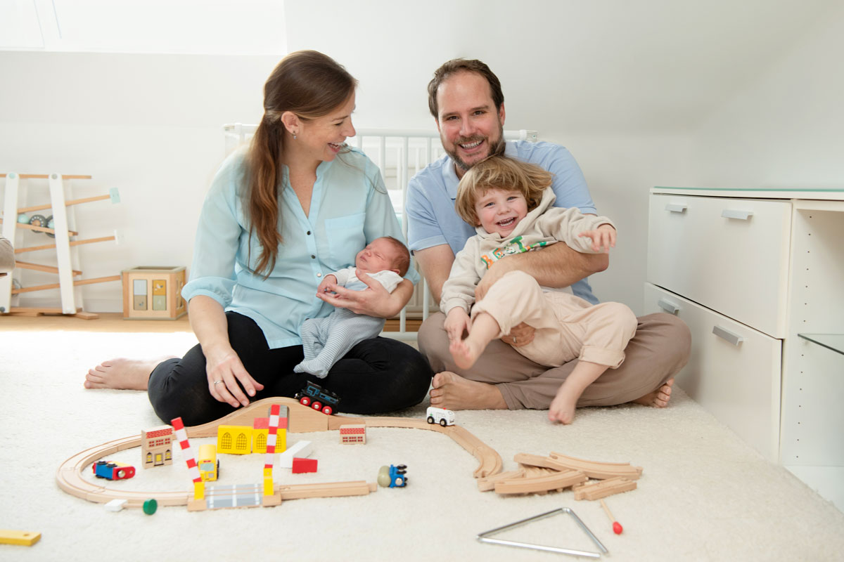 Newborn-Fotoshooting-zuhause-in-Muenchen-mit-Geschwisterkind