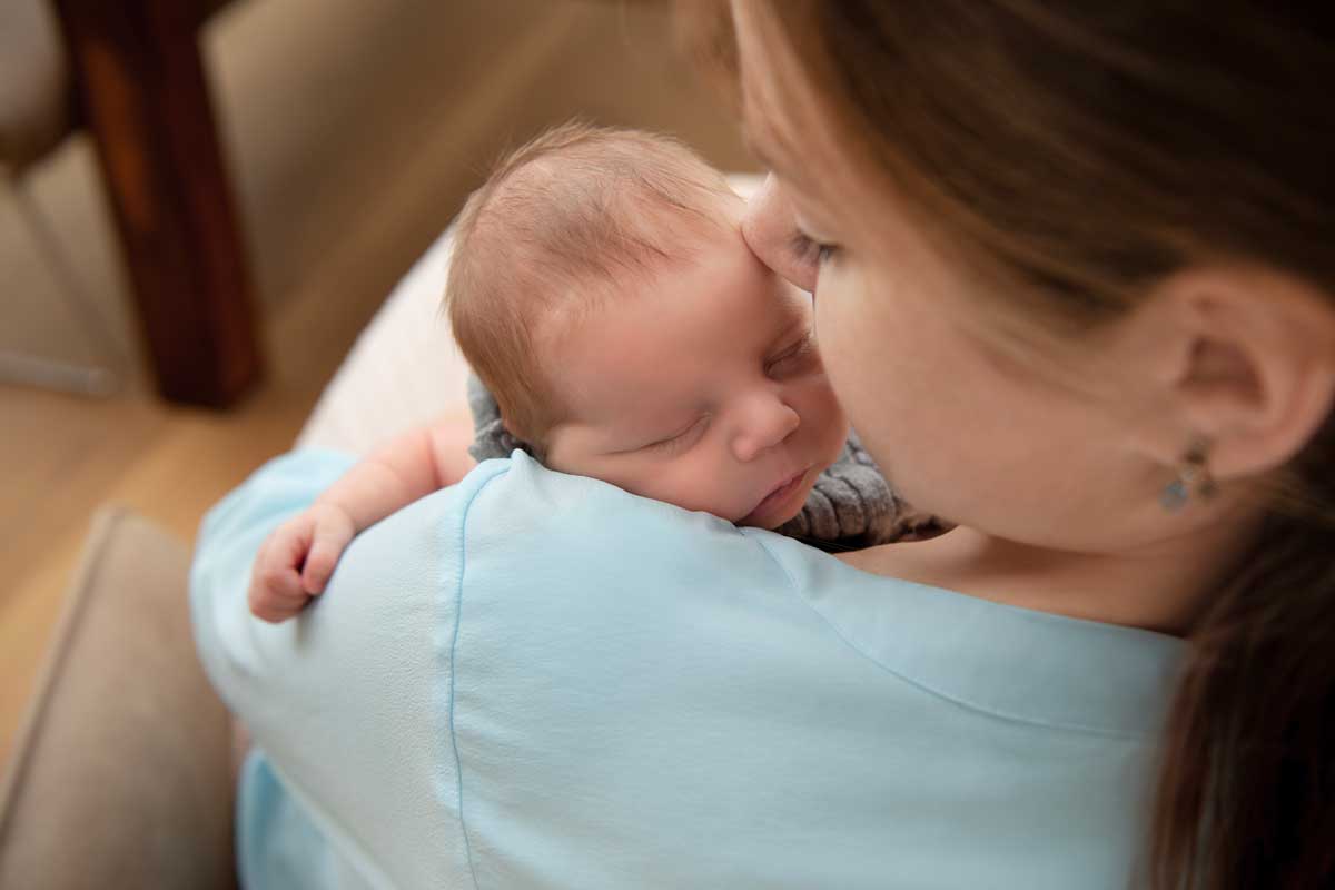 Newborn-Lifestyle-Shooting-zu-Hause-Muenchen