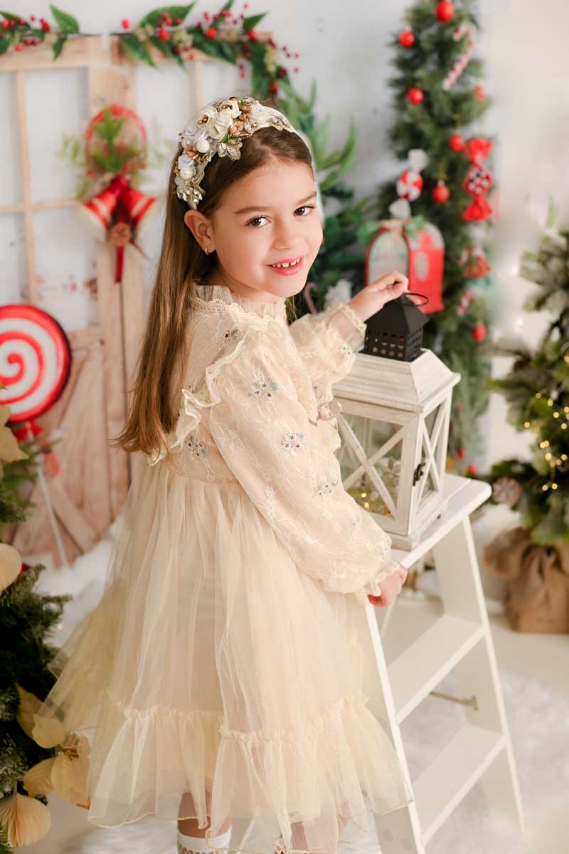 weihnachtsfotoshooting-muenchen-kinder-natuerliches-laecheln