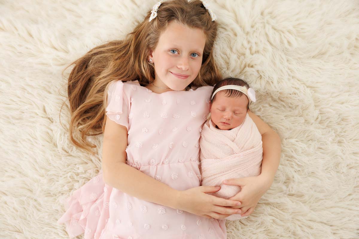 babyshooting-mit-grosser-schwester-muenchen