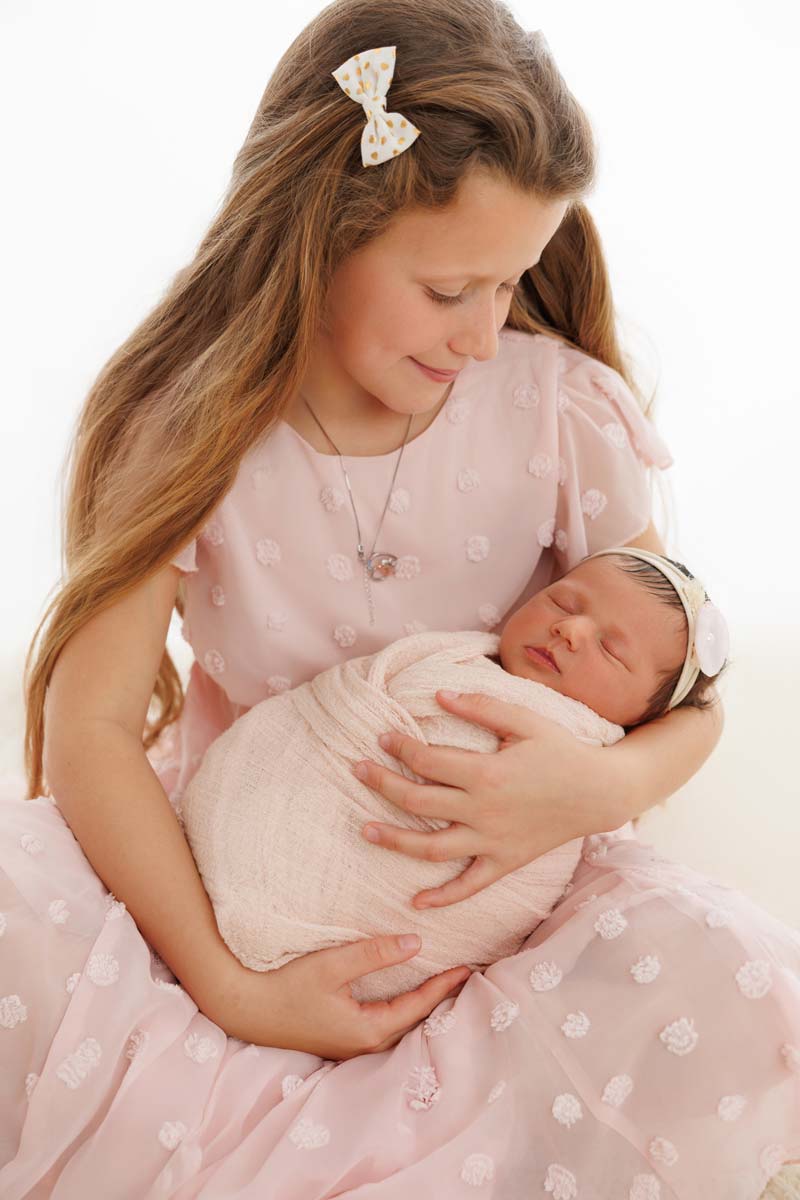 liebevolle-babyfotos-mit-geschwistern-muenchen