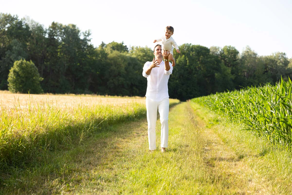 fotoshooting-familie-muenchen-feld-sonne