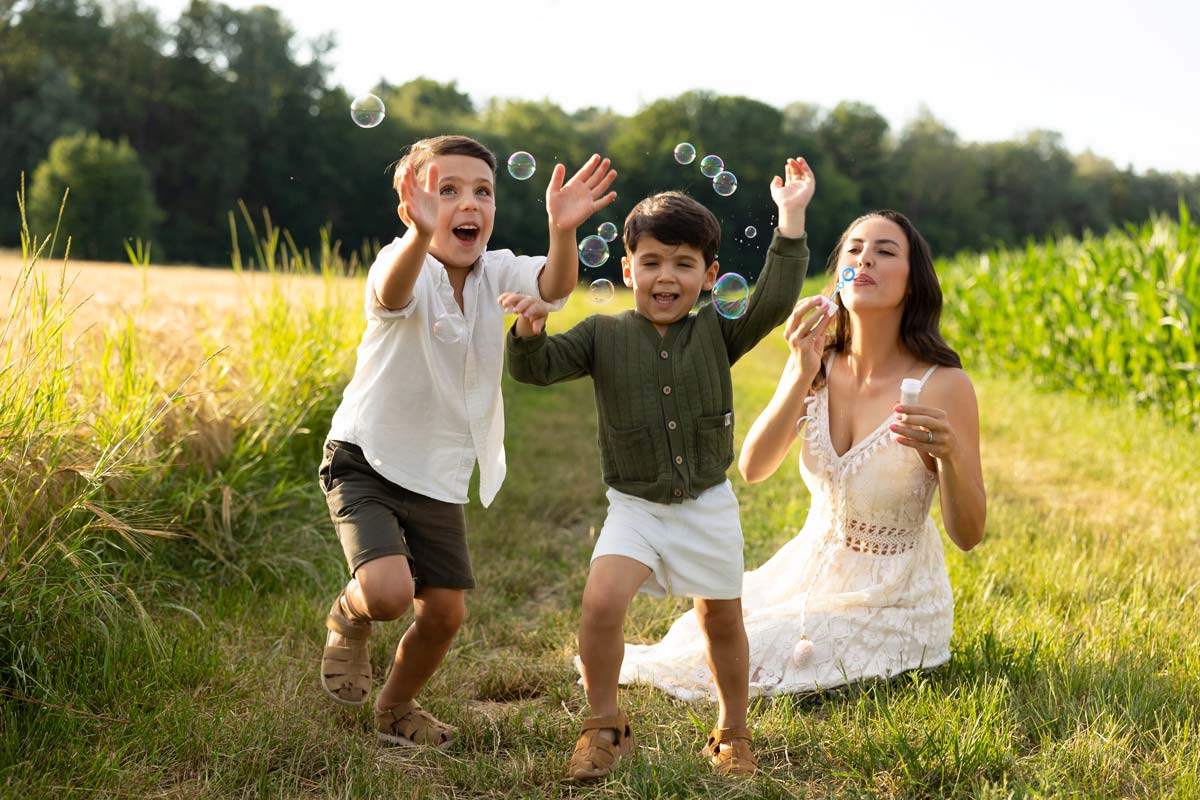 geschwister-im-feld-fotoshooting-muenchen