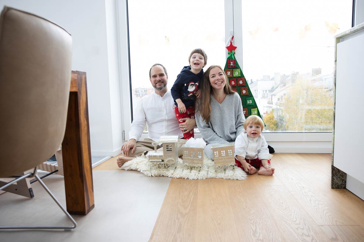 weihnachtsshooting-muenchen-zuhause-mit-familie