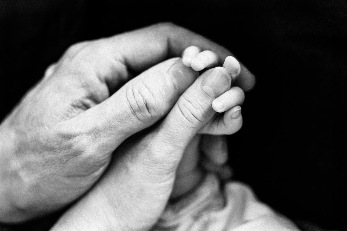 neugeborenen-fotoshooting-zu-hause-muenchen-schwarz-weiss neugeborenen-fotoshooting-zu-hause-muenchen-schwarz-weiss