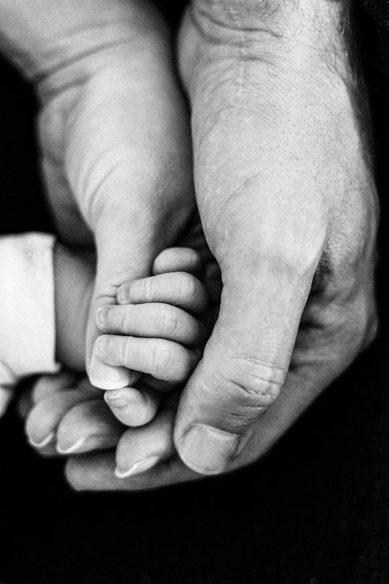 neugeborenenfotos-zu-hause-muenchen-schwarz-weiss neugeborenenfotos-zu-hause-muenchen-schwarz-weiss