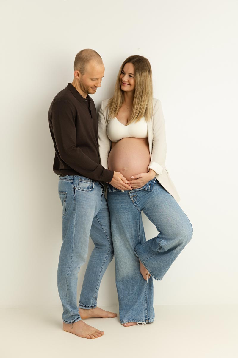 babybauch-shooting-muenchen-mit-partner
