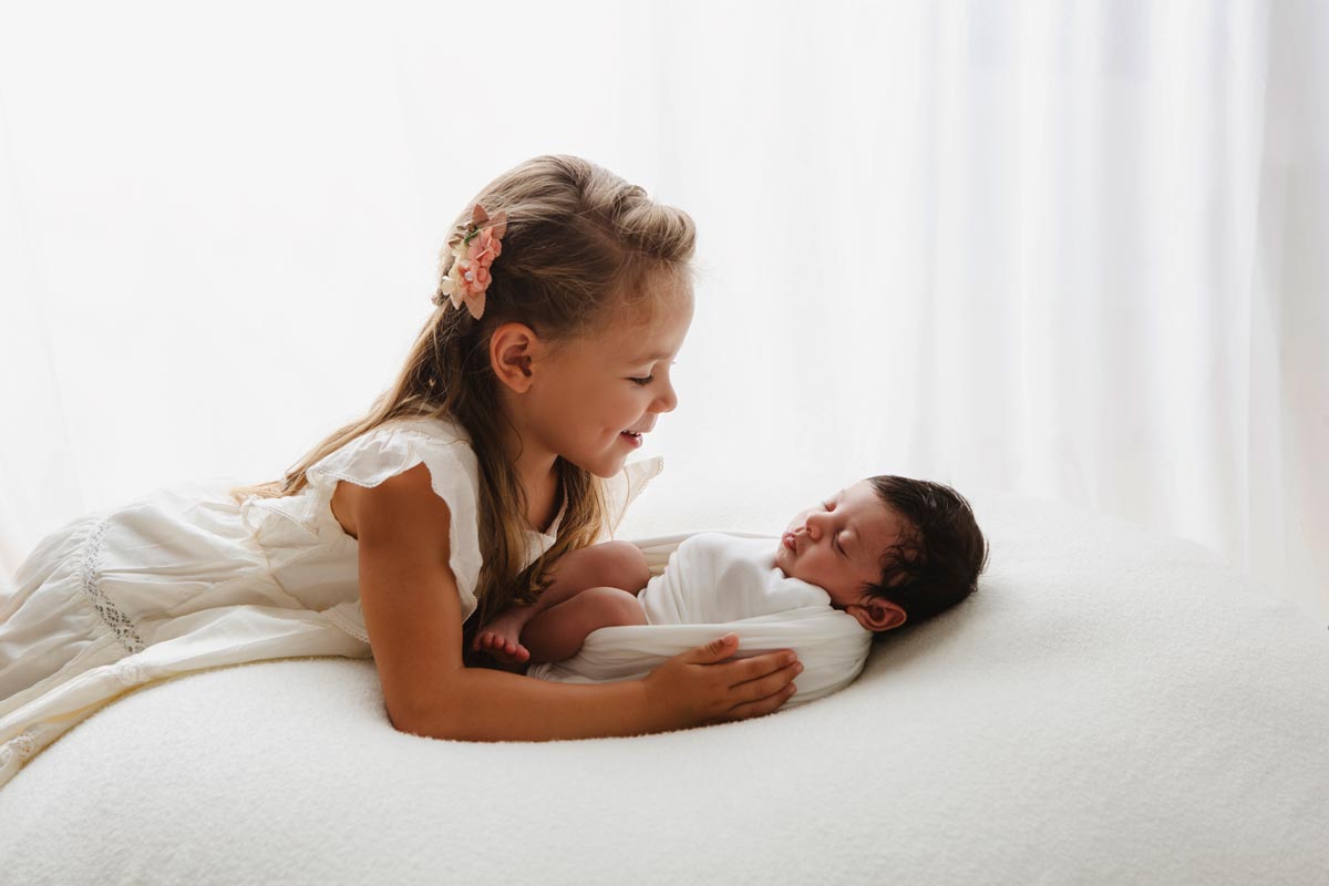 Neugeborenen-Fotoshooting-mit-grosser-Schwester-Berlin